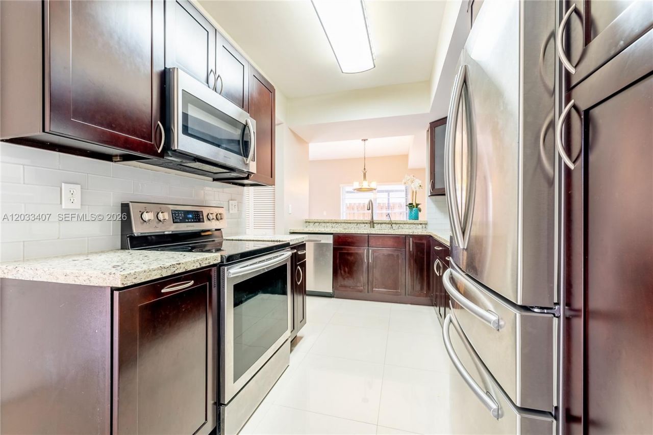 19160 NW 82nd Cir Ct , Unit 31L, Hialeah, FL 33015 Photo