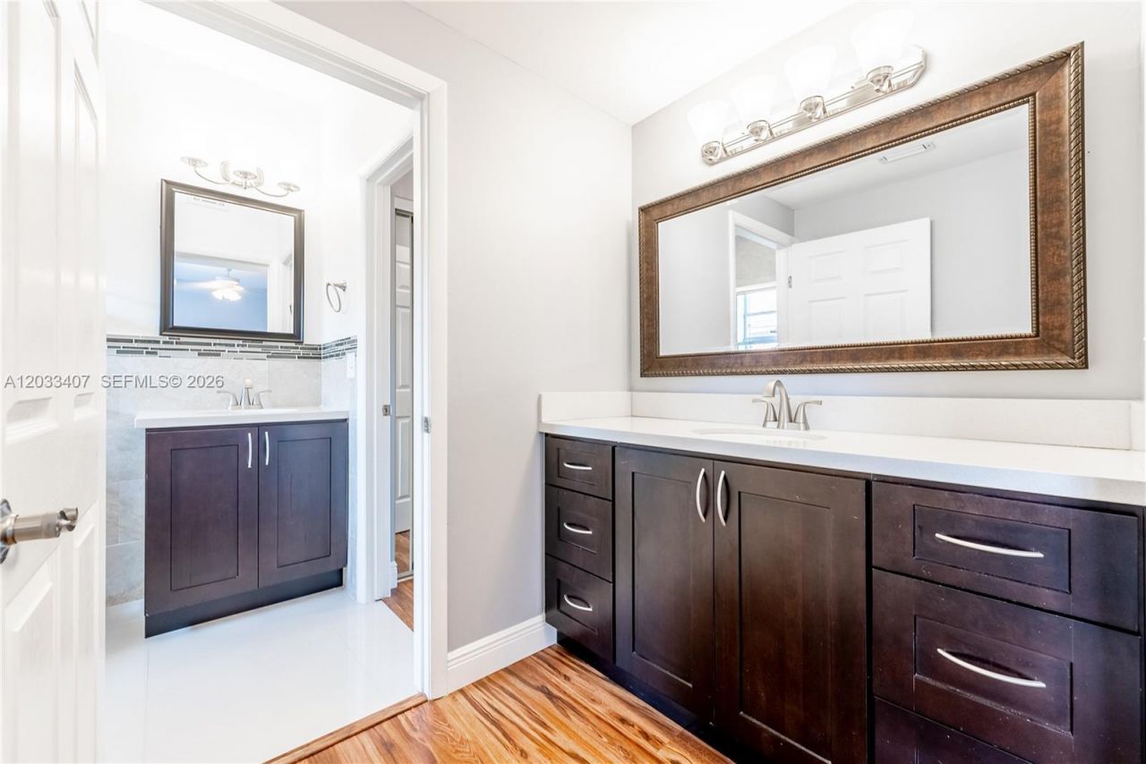 19160 NW 82nd Cir Ct , Unit 31L, Hialeah, FL 33015 Photo