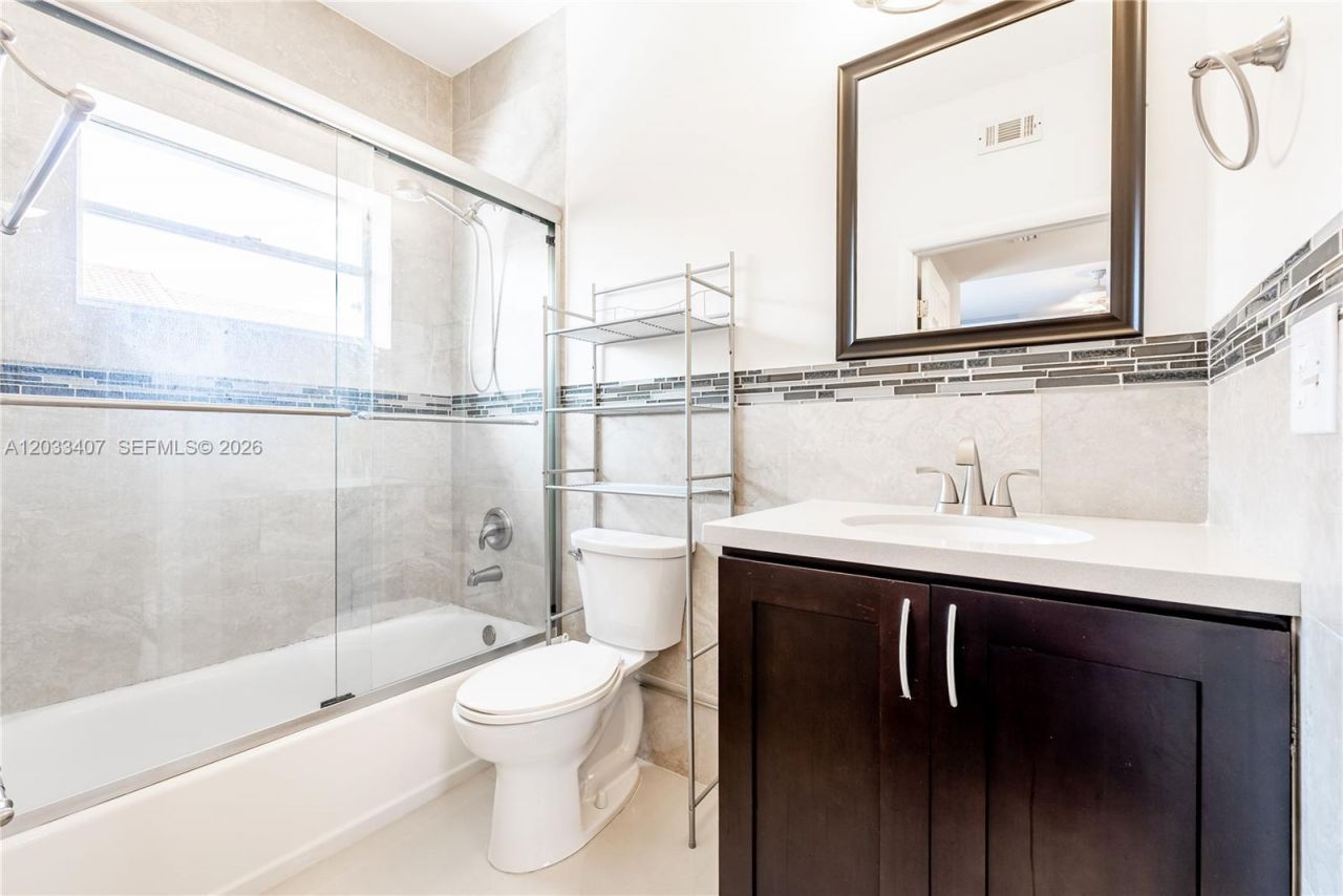 19160 NW 82nd Cir Ct , Unit 31L, Hialeah, FL 33015 Photo