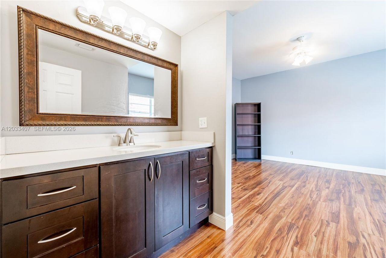 19160 NW 82nd Cir Ct , Unit 31L, Hialeah, FL 33015 Photo