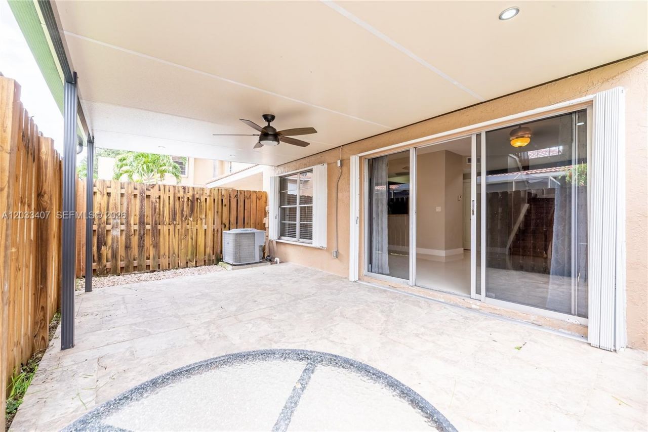 19160 NW 82nd Cir Ct , Unit 31L, Hialeah, FL 33015 Photo