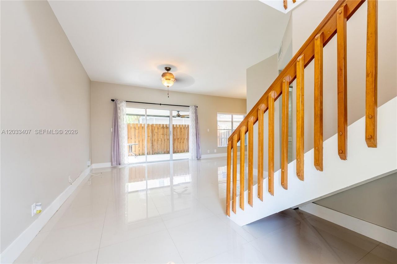 19160 NW 82nd Cir Ct , Unit 31L, Hialeah, FL 33015 Photo