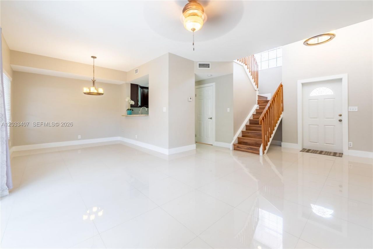 19160 NW 82nd Cir Ct , Unit 31L, Hialeah, FL 33015 Photo