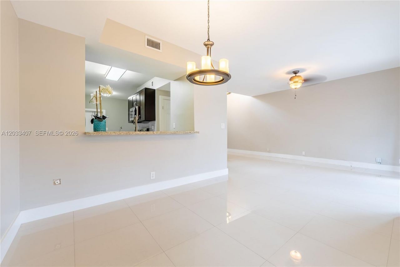 19160 NW 82nd Cir Ct , Unit 31L, Hialeah, FL 33015 Photo