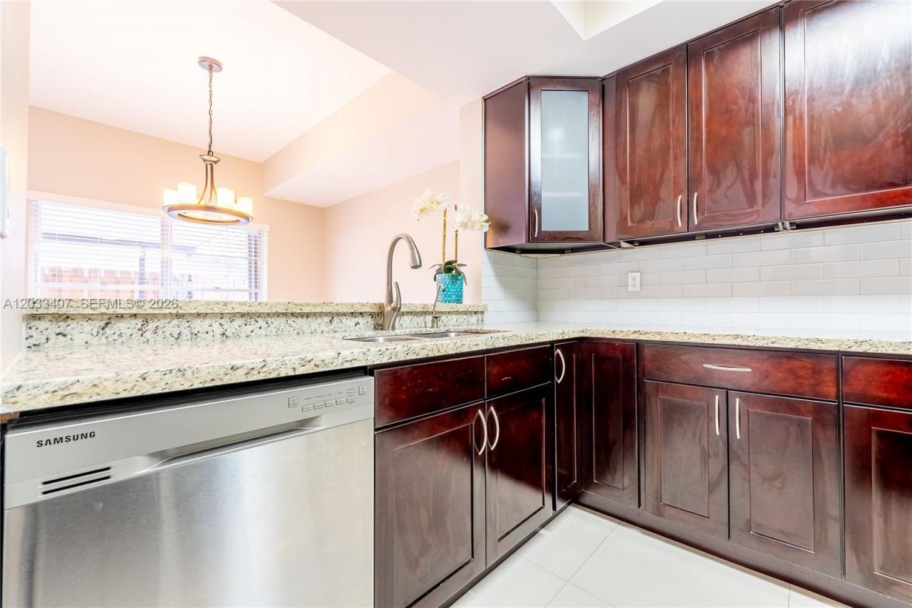 19160 NW 82nd Cir Ct , Unit 31L, Hialeah, FL 33015 Photo