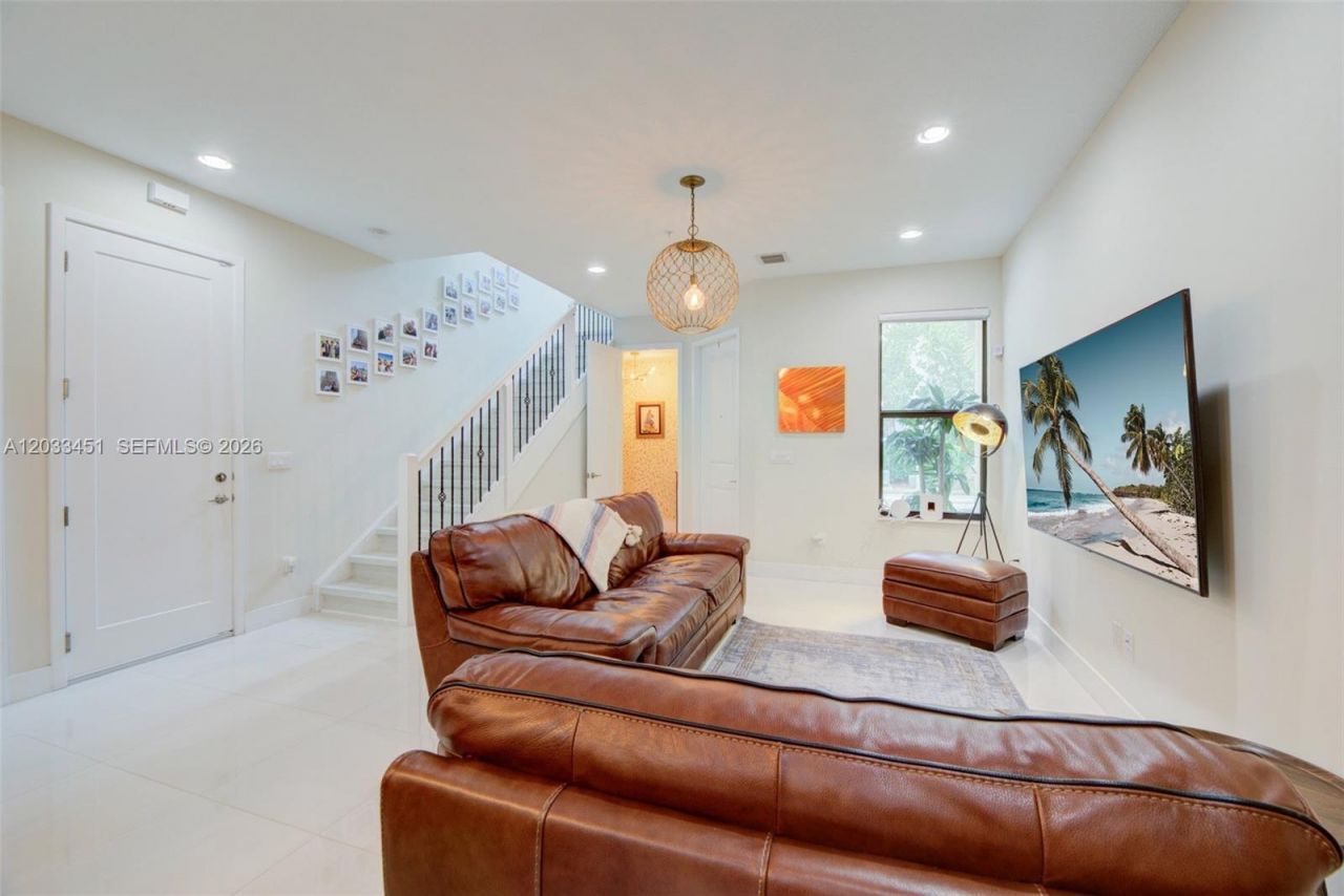 20930 NW 1st St , Pembroke Pines, FL 33029 Photo