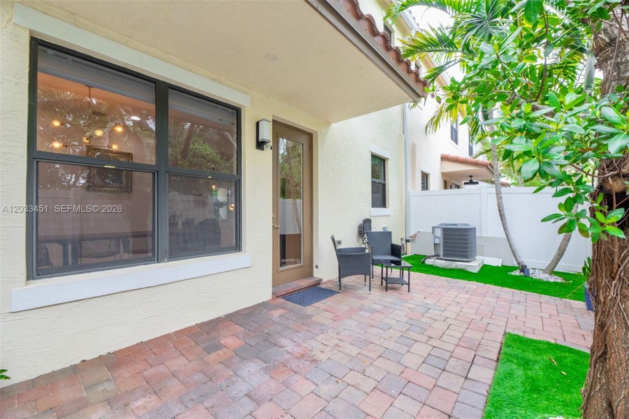 20930 NW 1st St , Pembroke Pines, FL 33029 Photo