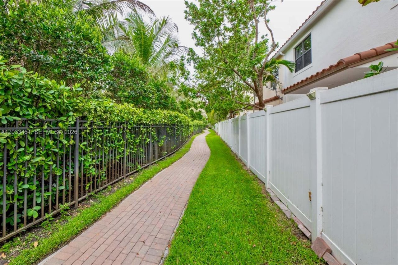 20930 NW 1st St , Pembroke Pines, FL 33029 Photo