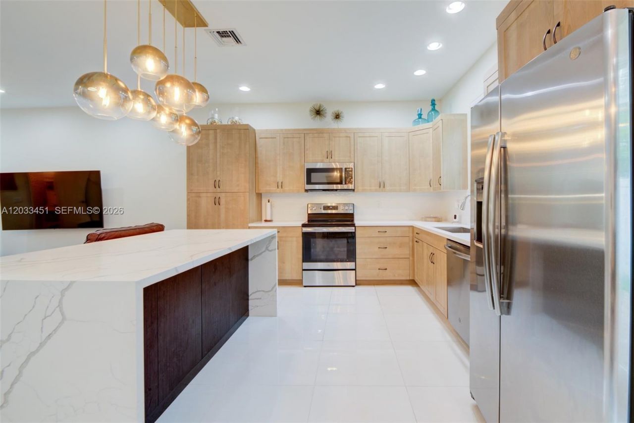 20930 NW 1st St , Pembroke Pines, FL 33029 Photo