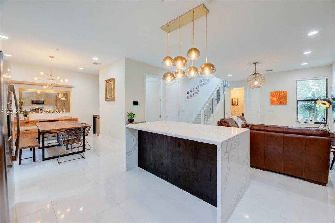 20930 NW 1st St , Pembroke Pines, FL 33029 Photo