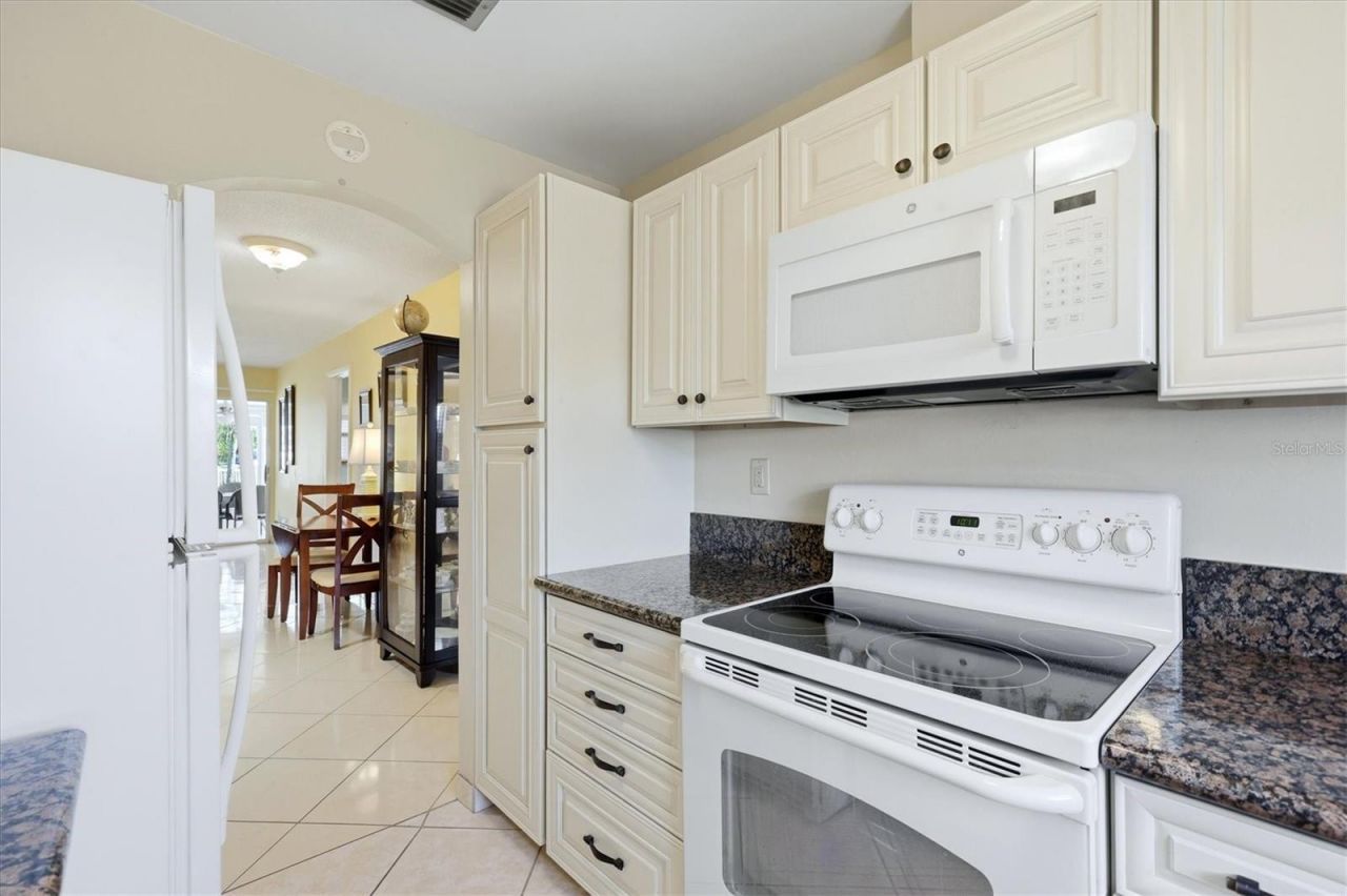 2809 Swifton Drive, Unit 4, Sarasota, FL 34231 Photo