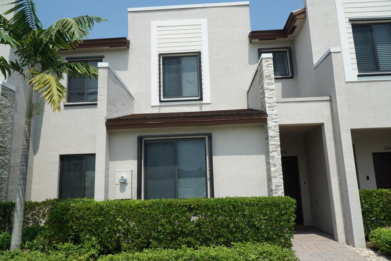 21435 NE 2nd Place , Miami, FL 33161 Photo