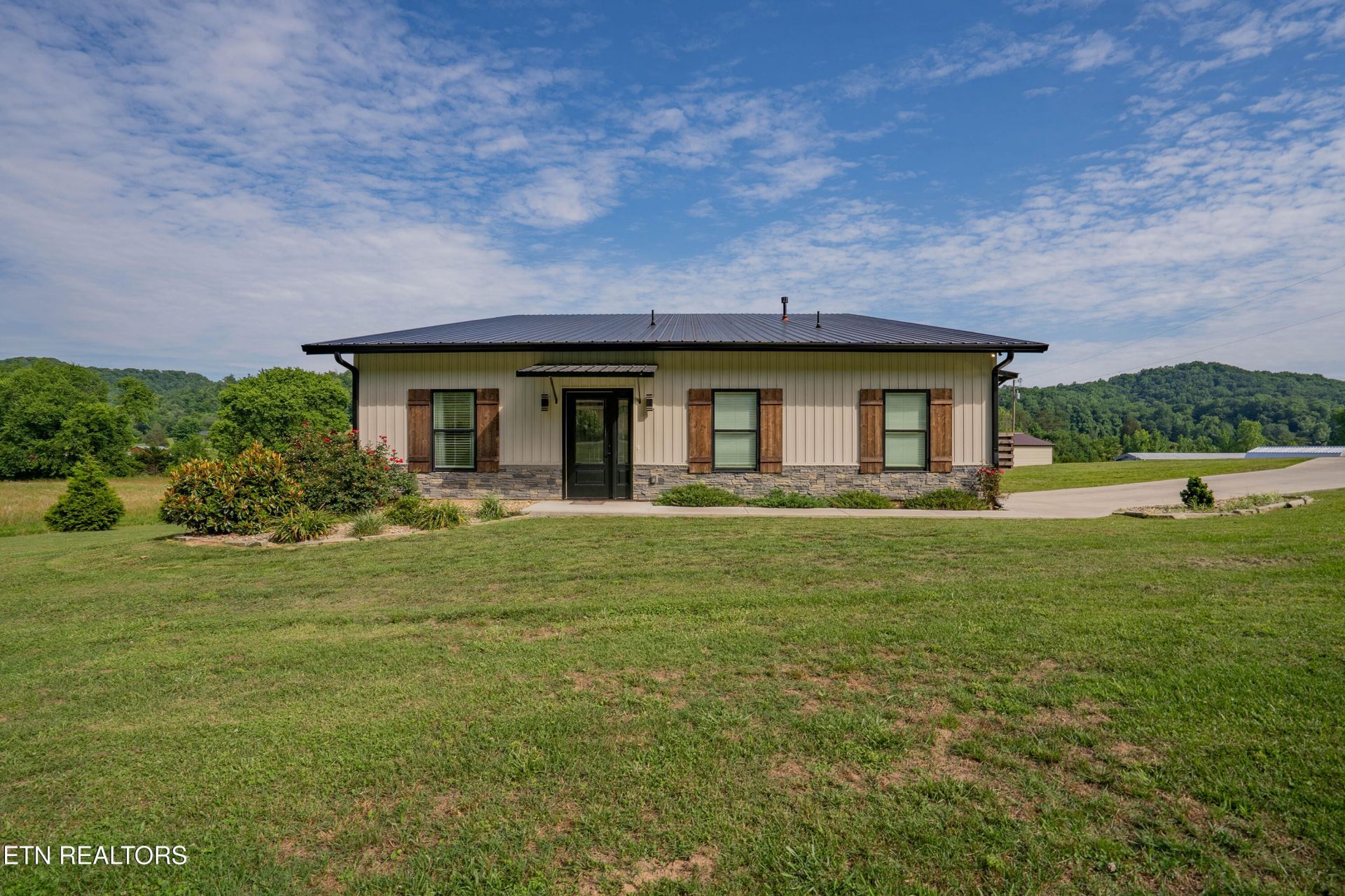 1352 Dutch Valley Rd, Clinton, TN 37716 Main Photo