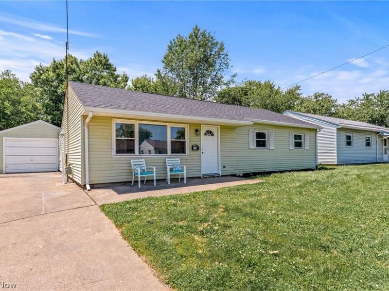 2221 Maxine Avenue NE, Canton, OH 44705 Photo 2