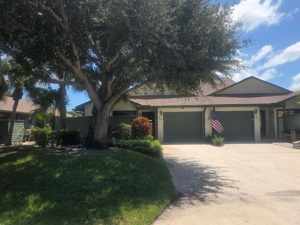 6856 SE Bunker Hill Drive , Hobe Sound, FL 33455