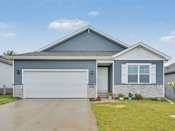 2786 Anne Dr, Hiawatha, IA 52233