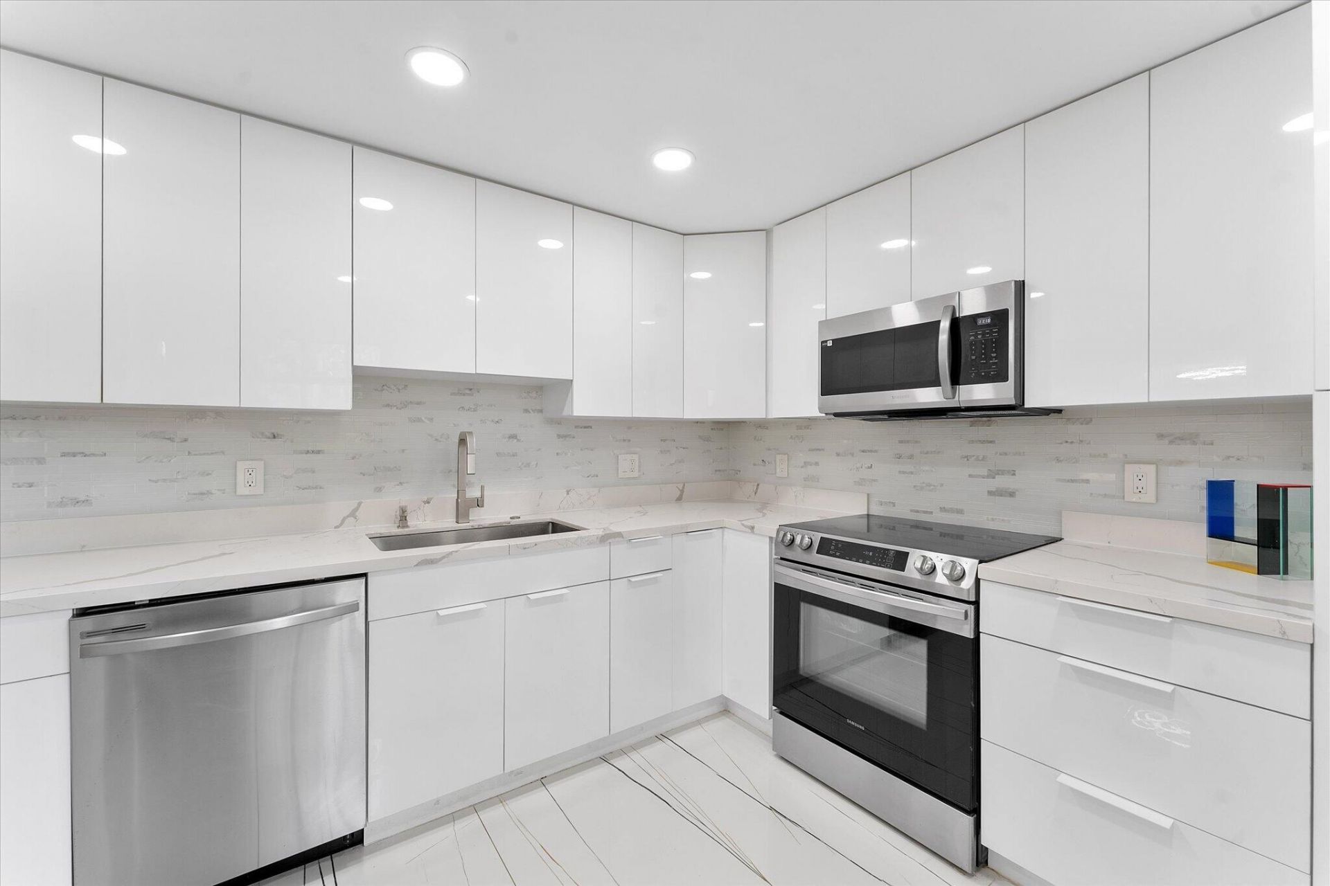 3900 Oaks Clubhouse Drive, Unit 110, Pompano Beach, FL 33069 Photo
