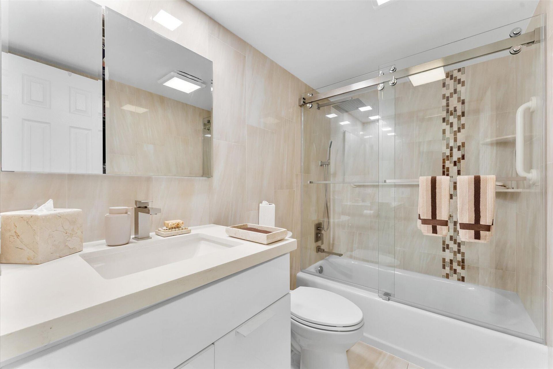 3900 Oaks Clubhouse Drive, Unit 110, Pompano Beach, FL 33069 Photo