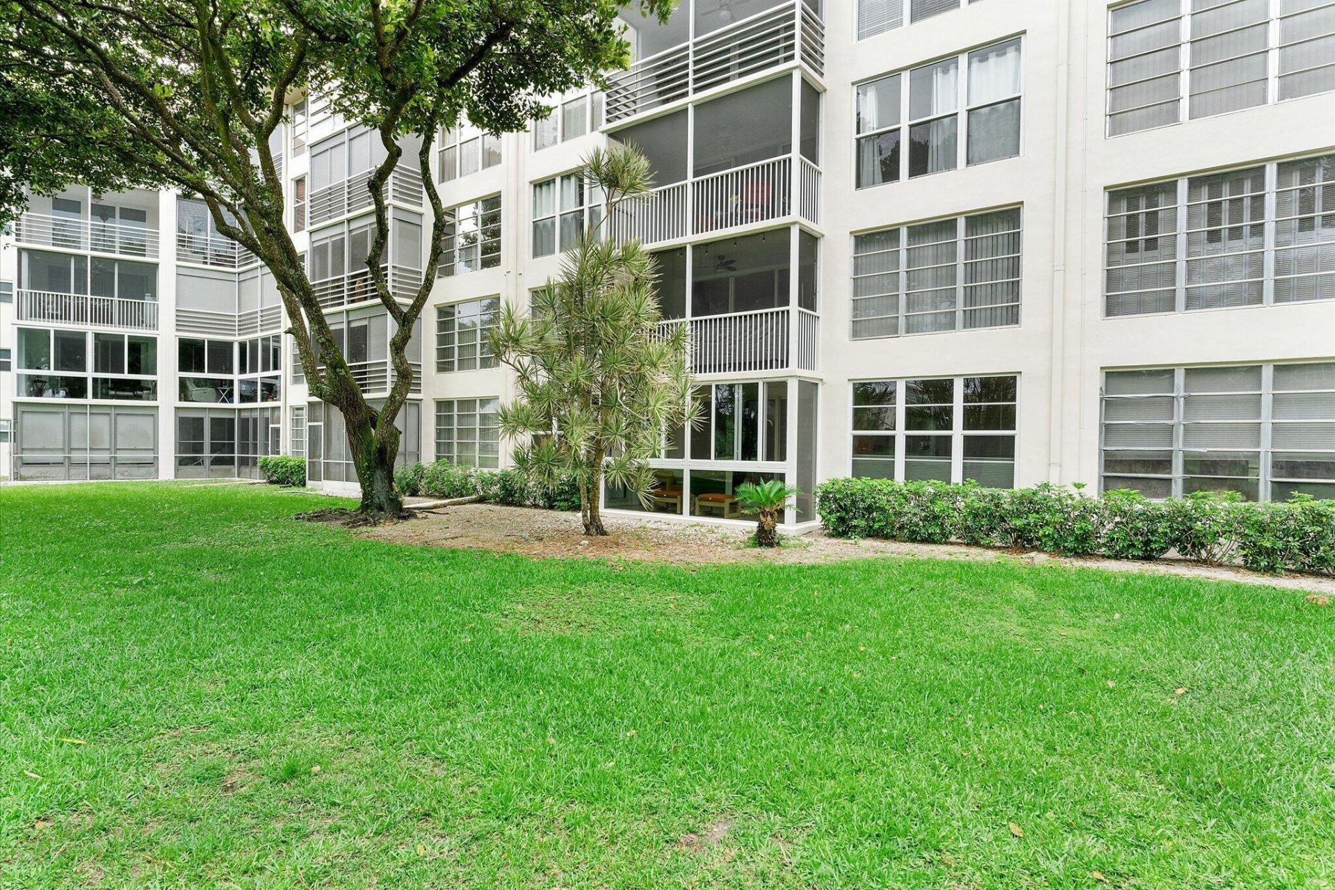 3900 Oaks Clubhouse Drive, Unit 110, Pompano Beach, FL 33069 Photo