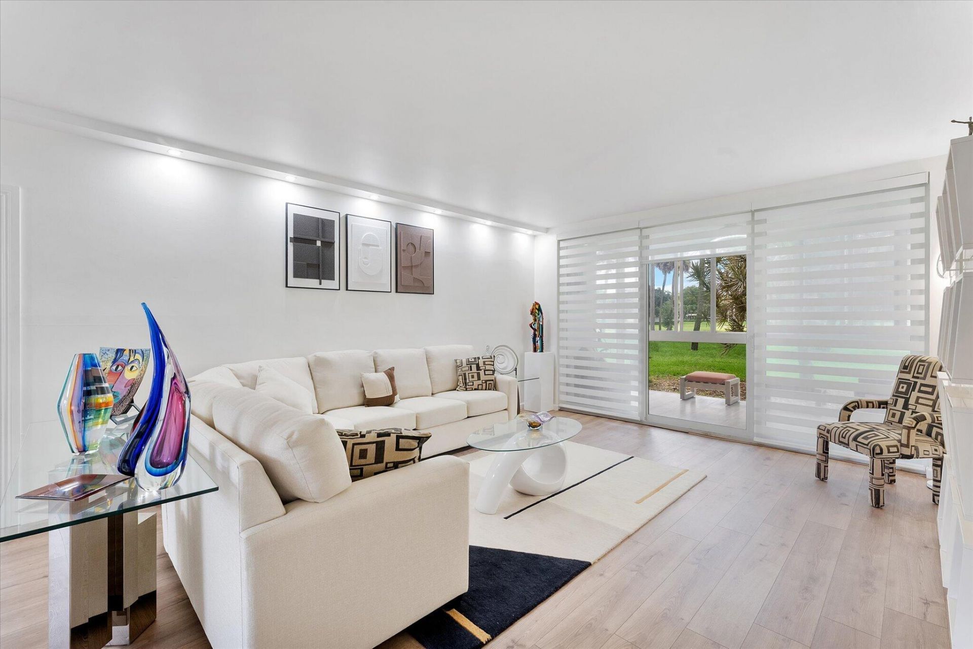 3900 Oaks Clubhouse Drive, Unit 110, Pompano Beach, FL 33069 Photo