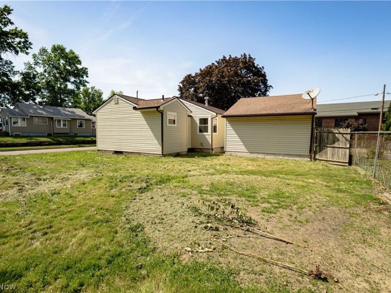 943 Erskine Avenue , Akron, OH 44306 Photo 4