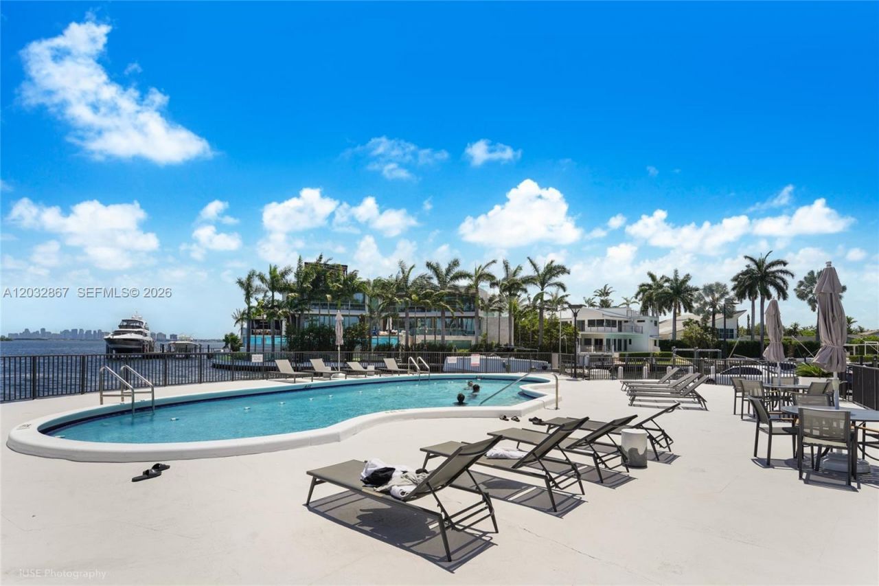 11930 N Bayshore Dr , Unit 909, North Miami, FL 33181 Photo