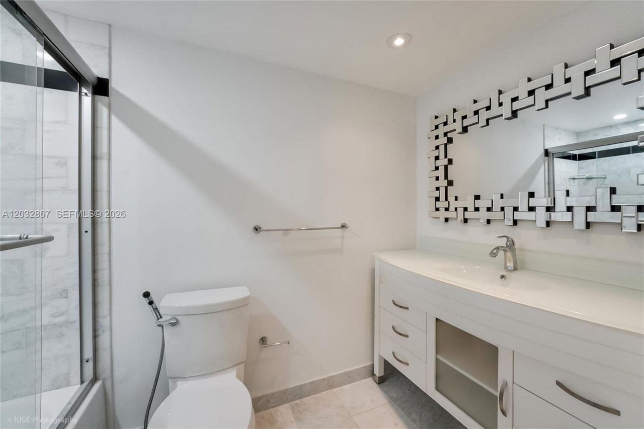 11930 N Bayshore Dr , Unit 909, North Miami, FL 33181 Photo