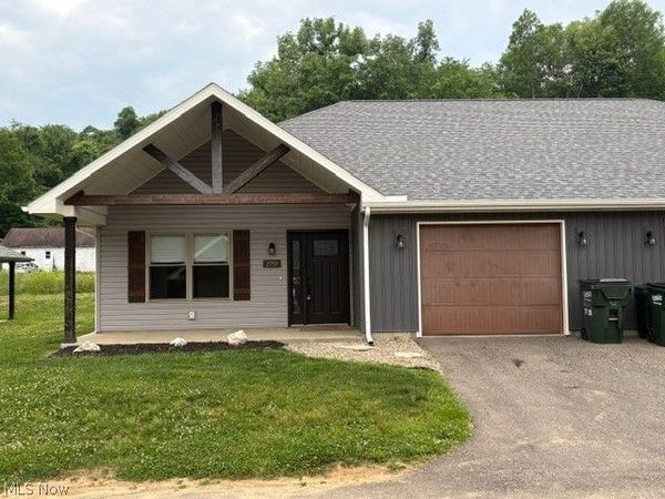 2719 Barnhill Road SE, New Philadelphia, OH 44663