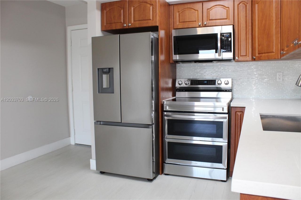 6780 W 2nd Ct, Unit 401, Hialeah, FL 33012 Photo