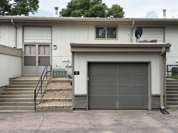 1111 Council Oak, Unit Apt B, Sioux City, IA 51101