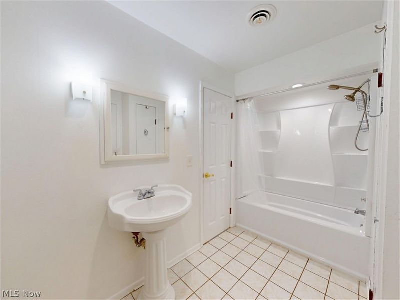 824 S Chillicothe Road , Unit 14, Aurora, OH 44202 Photo 17