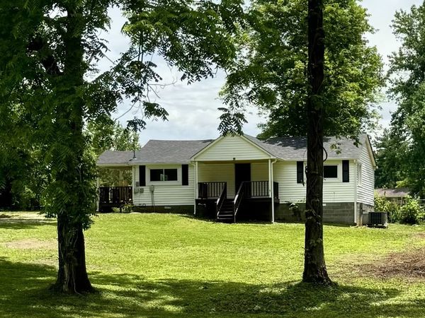 206 College St , Burns, TN 37029