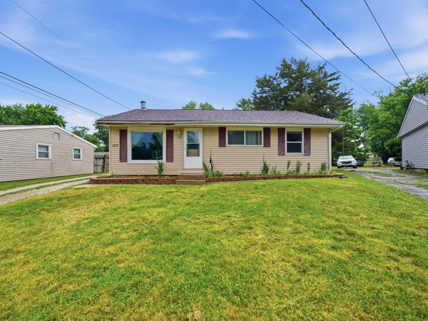 2224 N KNOLLAIRE Drive, Washington, IL 61571