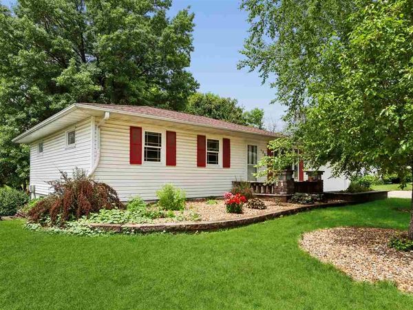 128 Country Club Road, Williamsburg, IA 52361