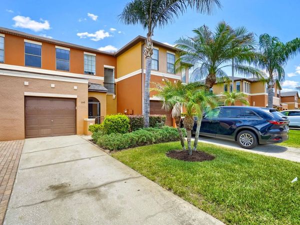 1048 TULLAMORE DRIVE , WESLEY CHAPEL, FL 33543