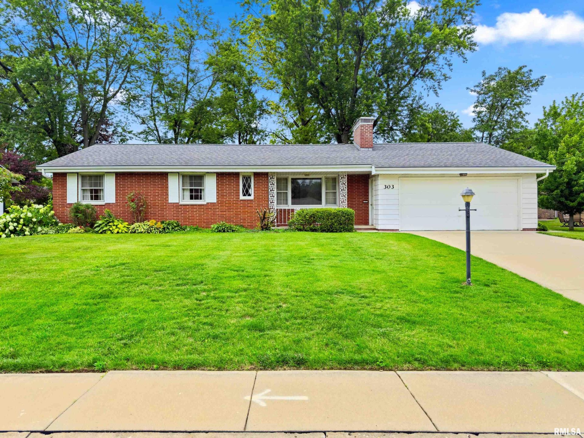 303 Oakwood Circle, Washington, IL 61571 Main Photo