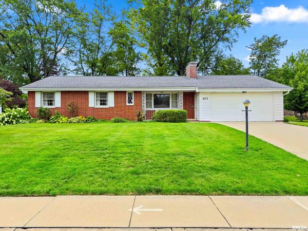 303 OAKWOOD Circle, Washington, IL 61571