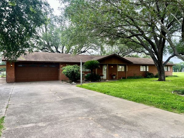 902 OAKRIDGE DR, Pleasanton, TX 78064
