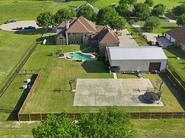2056 Willow Bend Drive, Oak Leaf, TX 75154