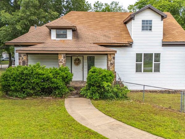 201 N Cherokee Street , Grove, OK 74344