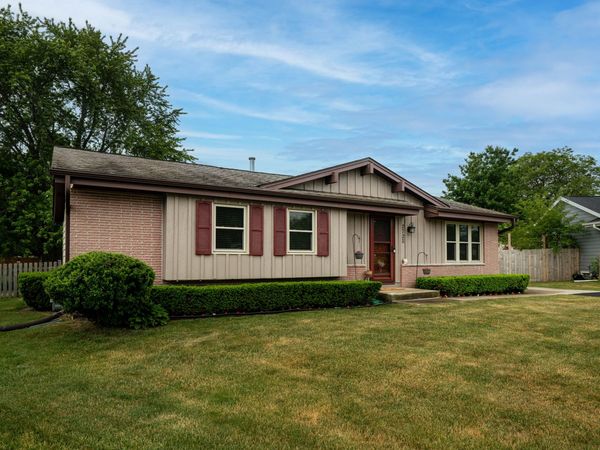 2725 Red Maple Ct, Caledonia, WI 53402