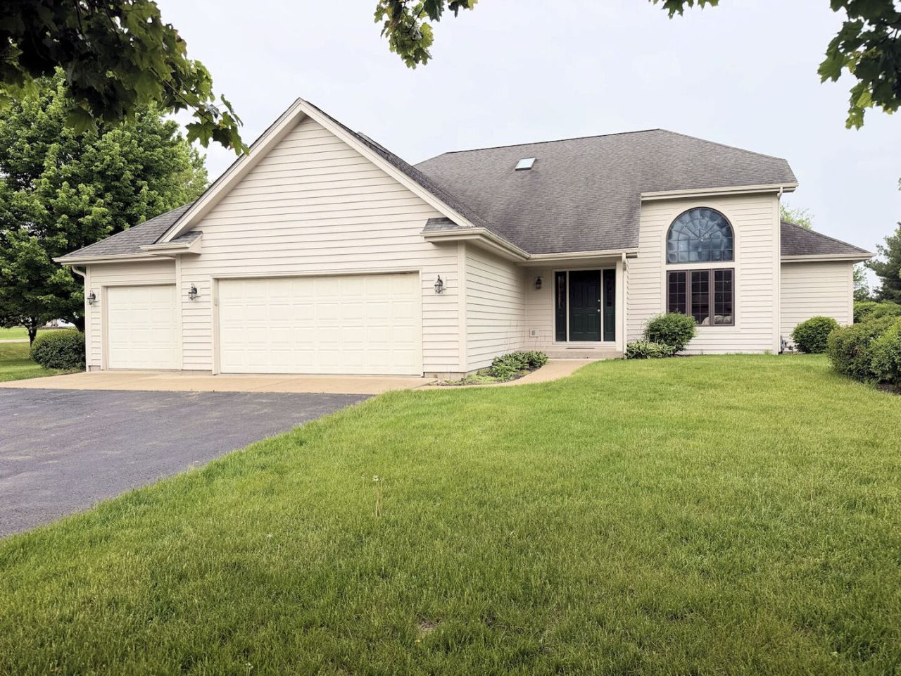 10349 E Branch Road , Rochelle, IL 61068