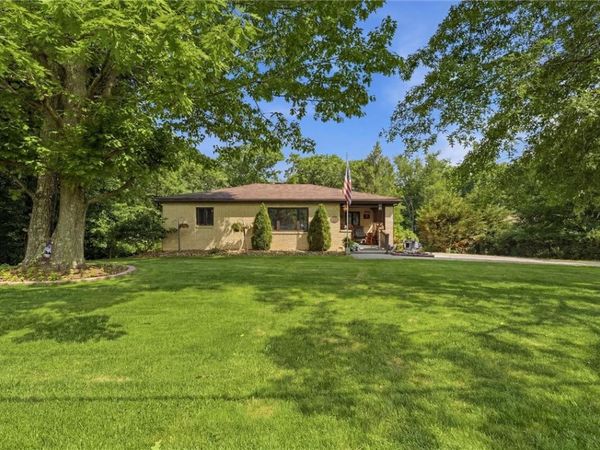 32 Sunset Dr , Coraopolis, PA 15108