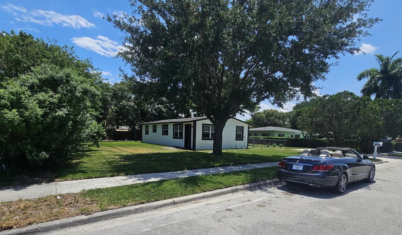 1605 W 10th Street , Riviera Beach, FL 33404 Photo