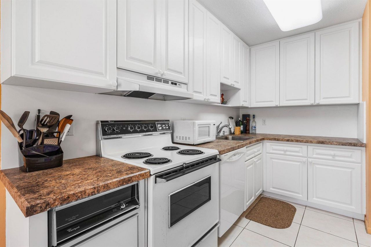29 Stratford Lane W, Unit B, Boynton Beach, FL 33436 Photo