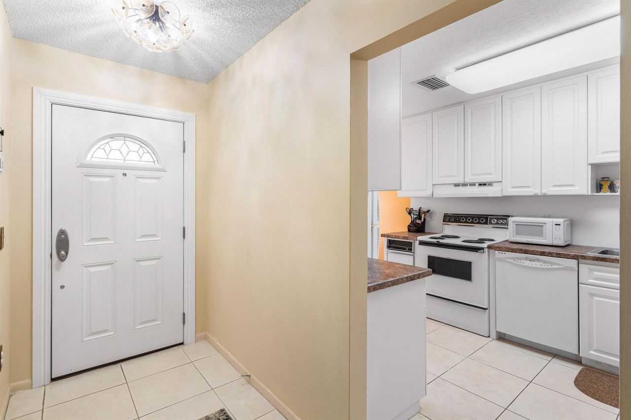 29 Stratford Lane W, Unit B, Boynton Beach, FL 33436 Photo