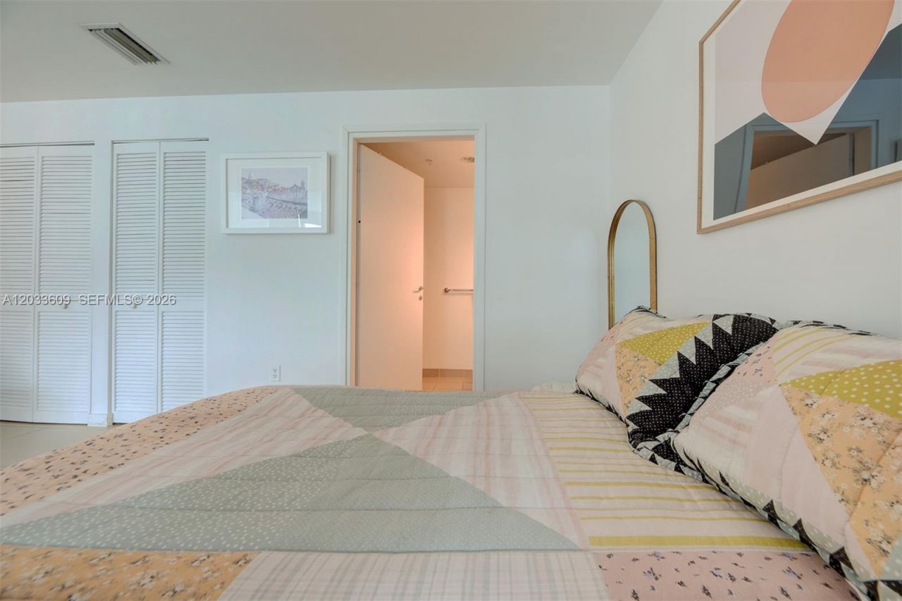 300 S Biscayne Blvd , Unit L-428, Miami, FL 33131 Photo