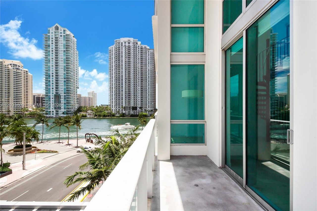 300 S Biscayne Blvd , Unit L-428, Miami, FL 33131 Photo