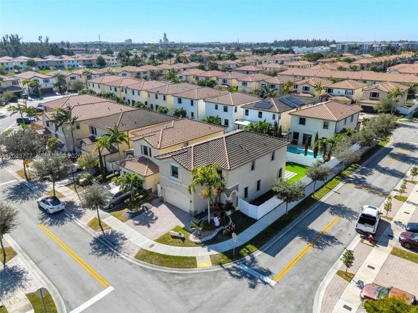 8894 W 34th Ave , Hialeah, FL 33018