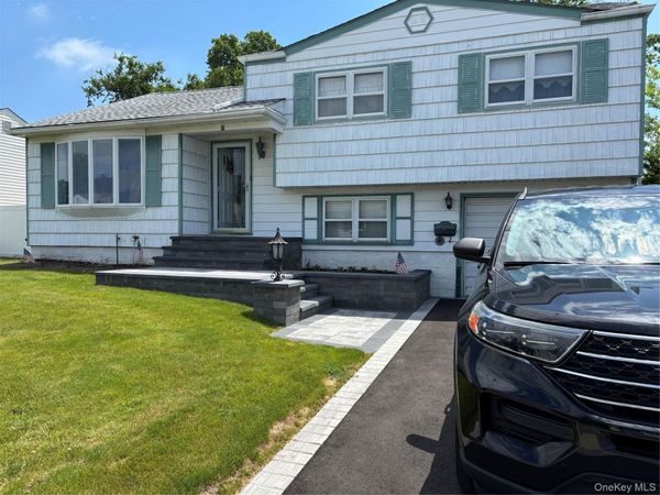 3 Peter Road , Hicksville, NY 11801